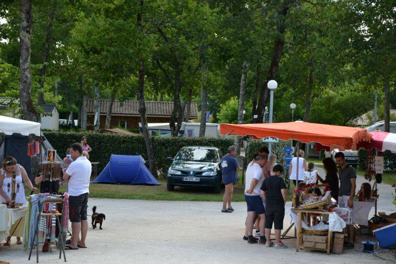 Un marché dans le camping en Gironde
